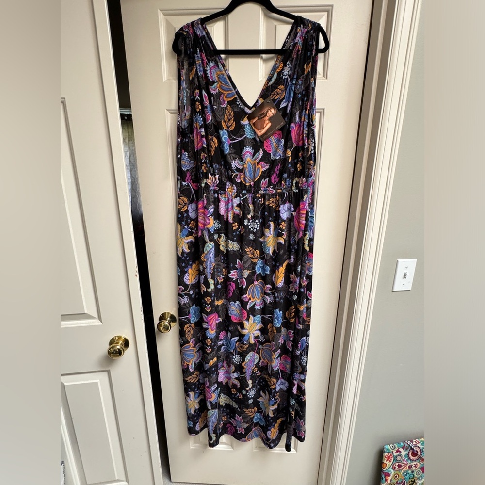 IMAN Cinched Shoulder V-Neck Maxi Dresz